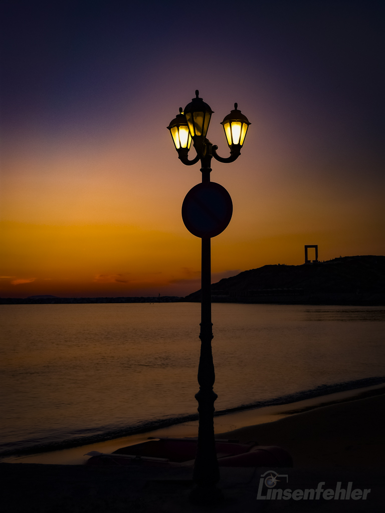 Straßenlaterne bei Sonnenuntergang vor dem Tor von Naxos