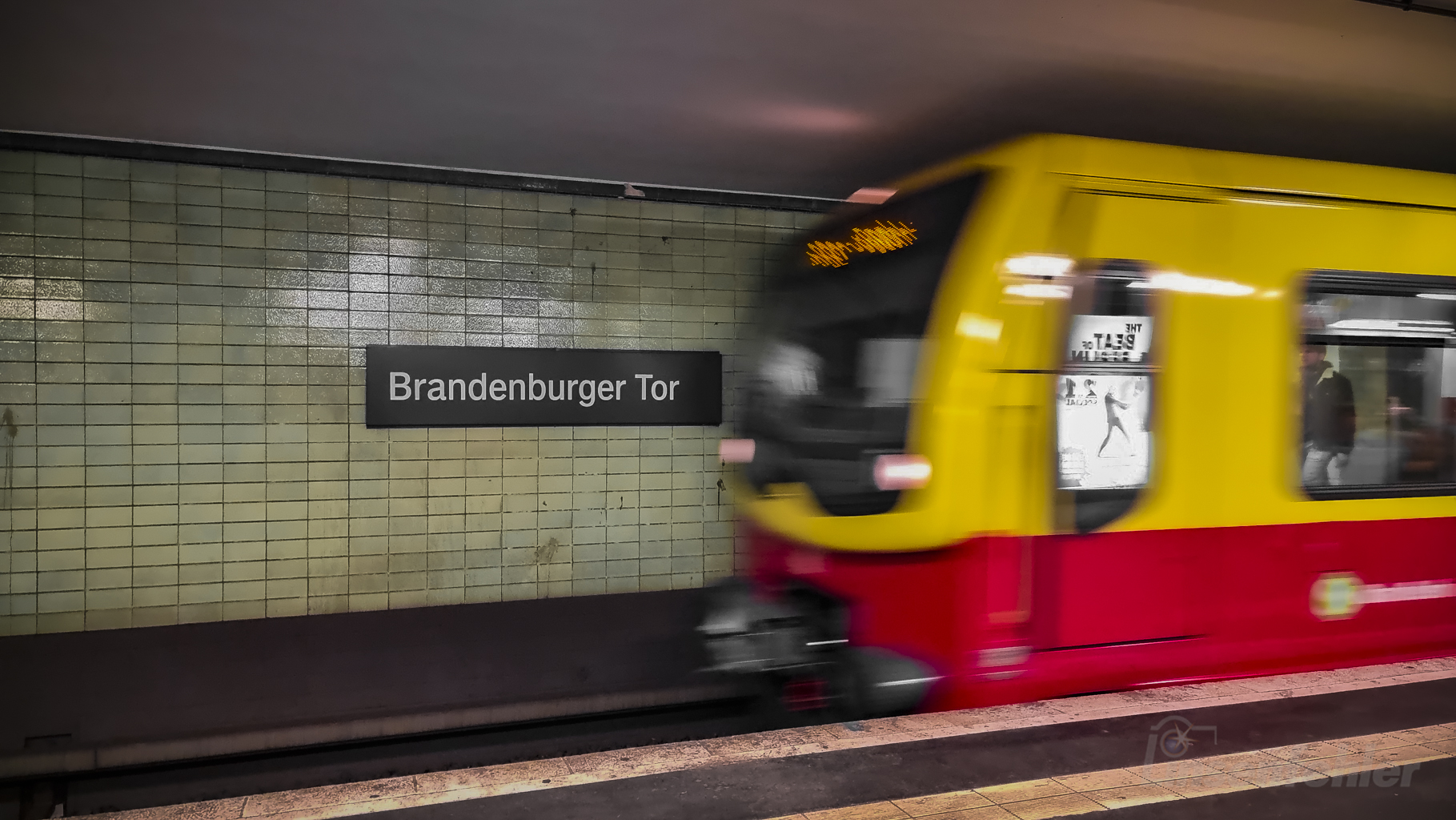 Haltestelle Brandenburger Tor mit einfahrender U-Bahn