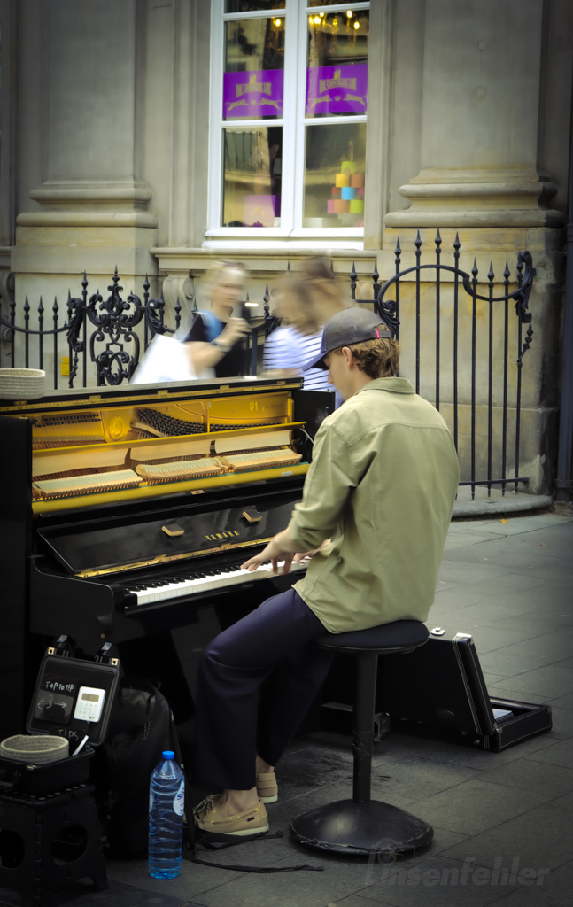0040 – The Piano Man