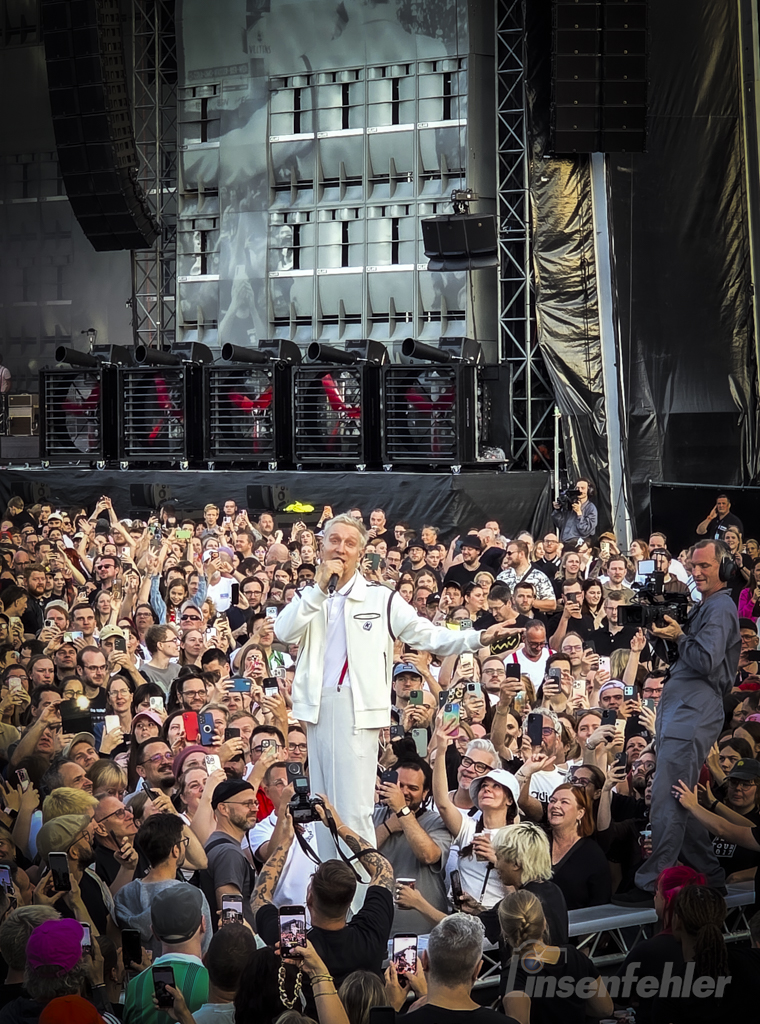 Kraftklub Sänger in einer Menschenmenge bei einem Konzert